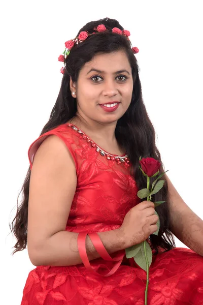 Hermosa Joven Mujer Sosteniendo Posando Con Flor Rosa Roja Sobre — Foto de Stock