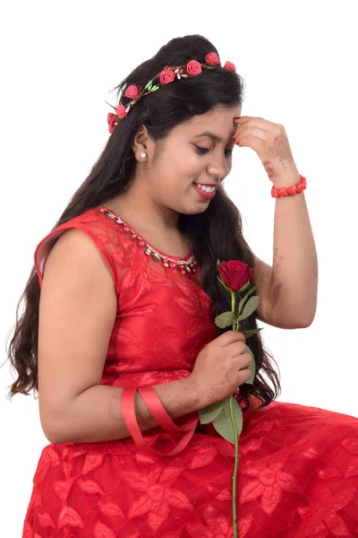Hermosa Joven Mujer Sosteniendo Posando Con Flor Rosa Roja Sobre — Foto de Stock