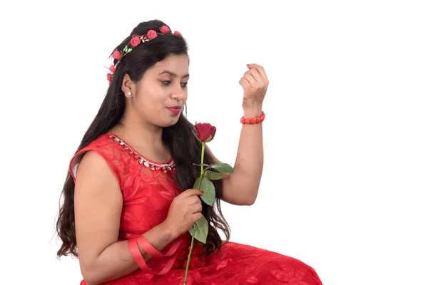 Bella Ragazza Donna Che Tiene Posa Con Fiore Rosa Rossa — Foto Stock