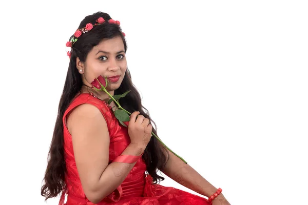 Menina Bonita Mulher Segurando Posando Com Flor Rosa Vermelha Fundo — Fotografia de Stock