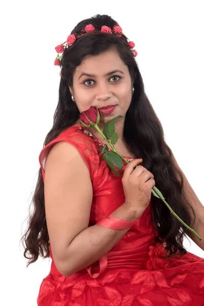 Όμορφη Νεαρή Κοπέλα Γυναίκα Εκμετάλλευση Και Ποζάρουν Κόκκινο Τριαντάφυλλο Λουλούδι — Φωτογραφία Αρχείου
