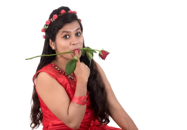 Bella Ragazza Donna Che Tiene Posa Con Fiore Rosa Rossa — Foto Stock