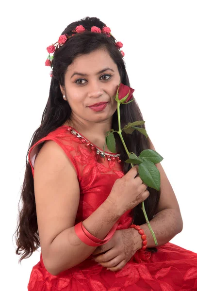 Menina Bonita Mulher Segurando Posando Com Flor Rosa Vermelha Fundo — Fotografia de Stock