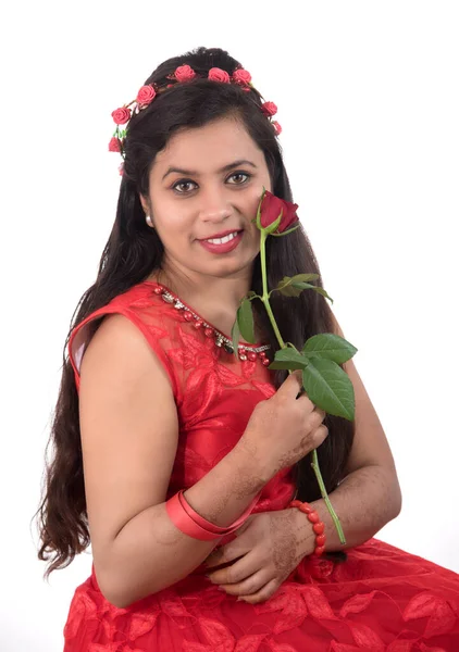 Menina Bonita Mulher Segurando Posando Com Flor Rosa Vermelha Fundo — Fotografia de Stock