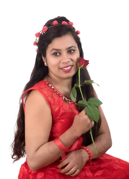 美丽的少女或女子 手持红玫瑰花朵 身披白底 摆姿势 — 图库照片