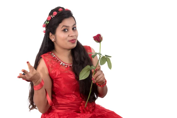 Bella Ragazza Donna Che Tiene Posa Con Fiore Rosa Rossa — Foto Stock