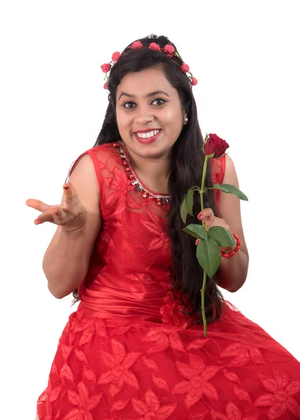 Όμορφη Νεαρή Κοπέλα Γυναίκα Εκμετάλλευση Και Ποζάρουν Κόκκινο Τριαντάφυλλο Λουλούδι — Φωτογραφία Αρχείου