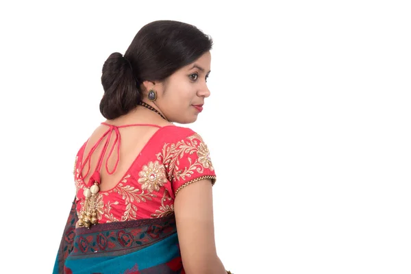 Hermosa Joven Posando Saree Tradicional Indio Sobre Fondo Blanco —  Fotos de Stock