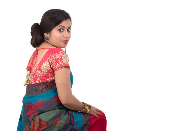 Mooi Jong Meisje Poseren Indiase Traditionele Saree Witte Achtergrond — Stockfoto