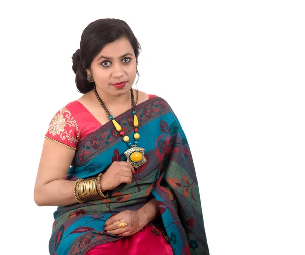 Schöne Junge Mädchen Posiert Traditionellen Indischen Sari Auf Weißem Hintergrund — Stockfoto