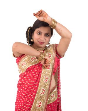 Güzel genç kız beyaz arka planda geleneksel Hint sarisi pozu veriyor..