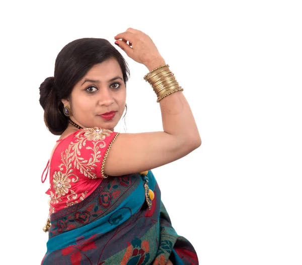 Hermosa Joven Posando Saree Tradicional Indio Sobre Fondo Blanco — Foto de Stock