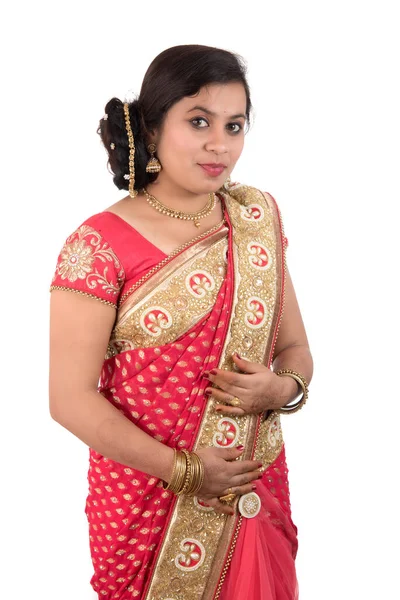 Belle Jeune Fille Posant Dans Saree Traditionnelle Indienne Sur Fond — Photo