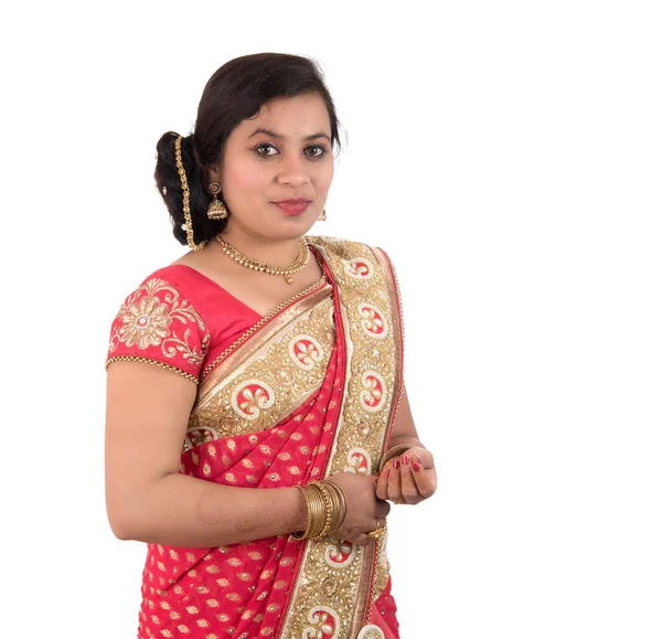 漂亮的年轻姑娘穿着白色背景的印度传统萨里服饰摆姿势 — 图库照片