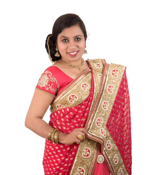 Hermosa Joven Posando Saree Tradicional Indio Sobre Fondo Blanco — Foto de Stock