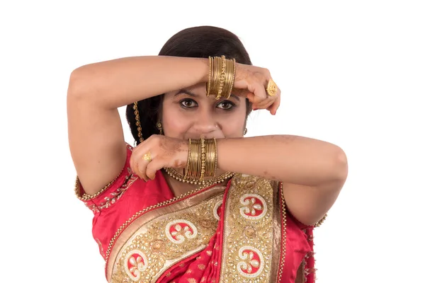 Mooi Jong Meisje Poseren Indiase Traditionele Saree Witte Achtergrond — Stockfoto