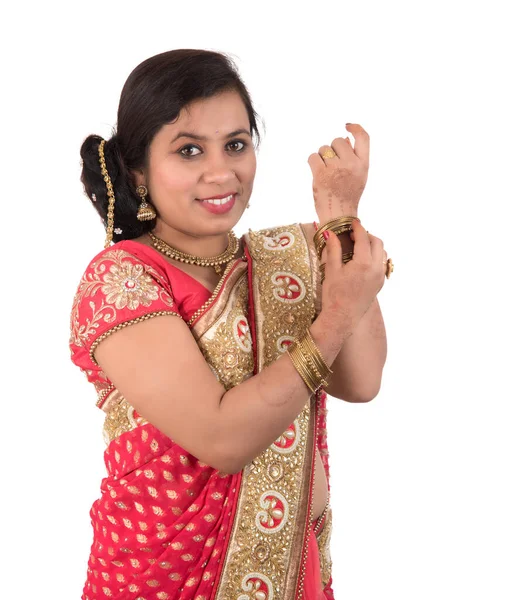 Piękna Młoda Dziewczyna Pozowanie Indyjskim Tradycyjnym Saree Białym Tle — Zdjęcie stockowe