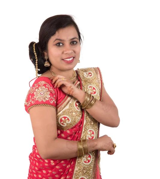 Vacker Ung Flicka Poserar Indiska Traditionella Saree Vit Bakgrund — Stockfoto