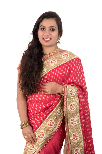 Hermosa Joven Posando Saree Tradicional Indio Sobre Fondo Blanco —  Fotos de Stock