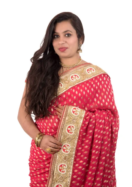 Menina Bonita Posando Saree Tradicional Indiano Fundo Branco — Fotografia de Stock