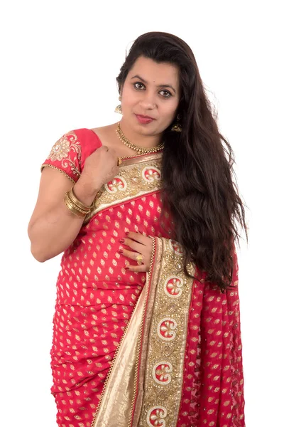 Hermosa Joven Posando Saree Tradicional Indio Sobre Fondo Blanco — Foto de Stock