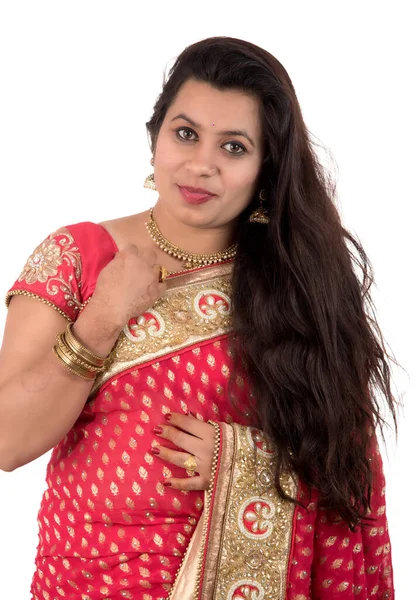 Hermosa Joven Posando Saree Tradicional Indio Sobre Fondo Blanco — Foto de Stock