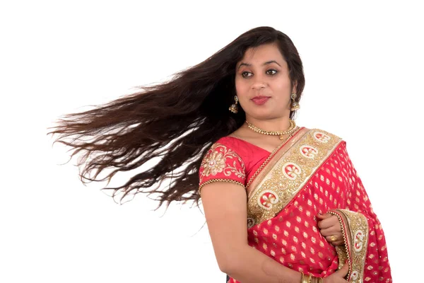 Hermosa Joven Posando Saree Tradicional Indio Sobre Fondo Blanco — Foto de Stock