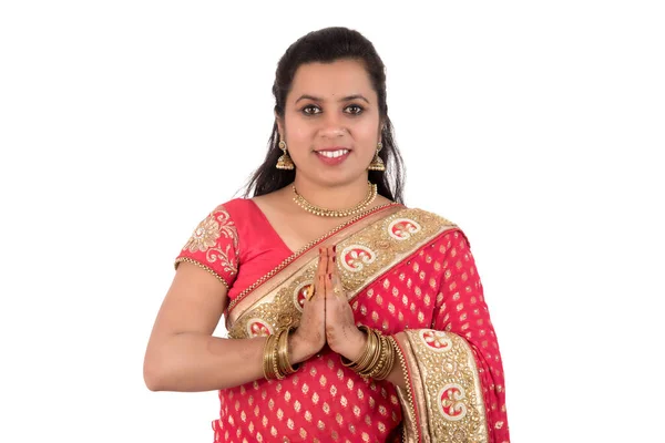 Hermosa Chica India Sari Tradición Con Expresión Bienvenida Invitando Saludo — Foto de Stock