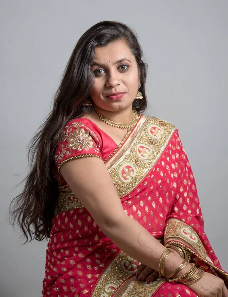 Hermosa Joven Posando Saree Tradicional Indio Sobre Fondo Blanco —  Fotos de Stock