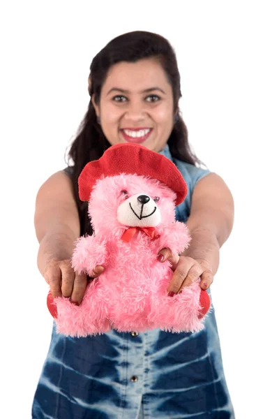 一个漂亮的小女孩拿着玩具玩着一个白色背景的玩具熊 — 图库照片