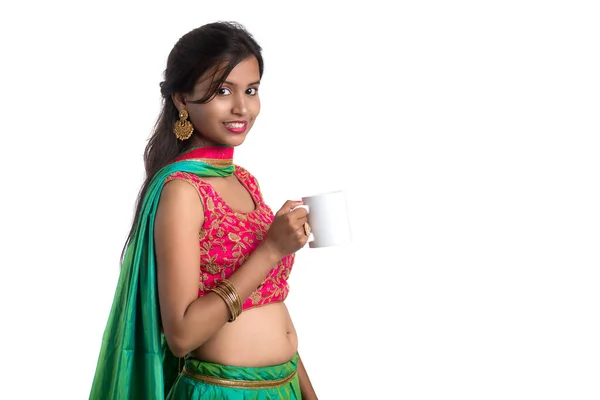 Schöne Junge Mädchen Mit Tasse Tee Oder Kaffee Posiert Auf — Stockfoto