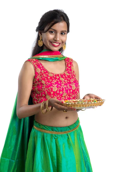 Портрет Индийской Традиционной Девушки Держащей Руках Diya Girl Celebrating Diwali — стоковое фото