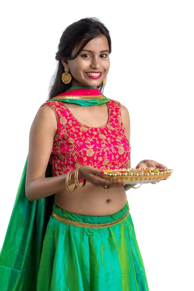 Портрет Индийской Традиционной Девушки Держащей Руках Diya Girl Celebrating Diwali — стоковое фото