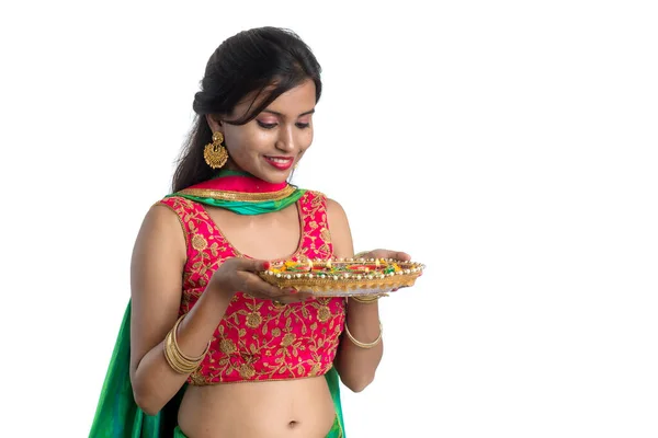 Retrato Una Chica Tradicional India Sosteniendo Diya Chica Celebrando Diwali — Foto de Stock