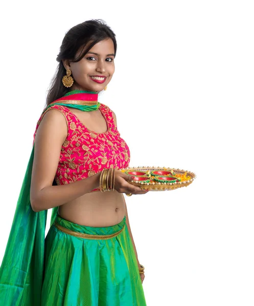 Портрет Индийской Традиционной Девушки Держащей Руках Diya Girl Celebrating Diwali — стоковое фото