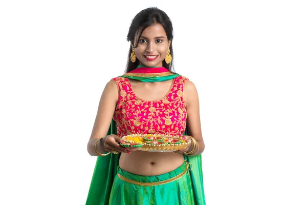 Портрет Индийской Традиционной Девушки Держащей Руках Diya Girl Celebrating Diwali — стоковое фото