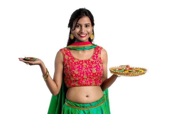 Retrato Uma Menina Tradicional Indiana Segurando Diya Menina Celebrando Diwali — Fotografia de Stock