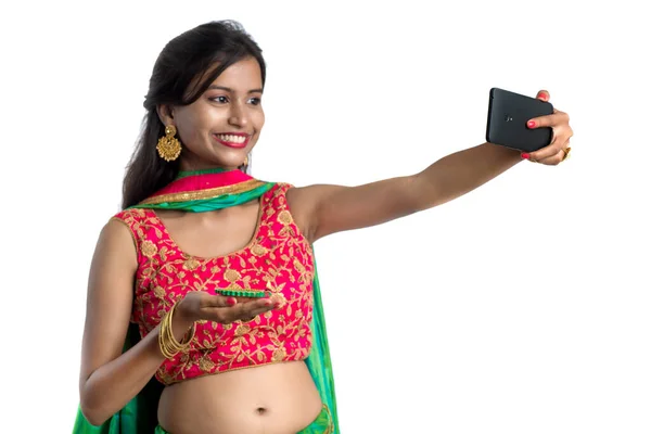 Menina Feliz Bonito Tomando Uma Selfie Com Lâmpada Barro Diya — Fotografia de Stock