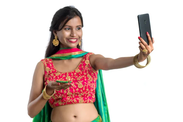 Όμορφη Νεαρή Ευτυχισμένη Κοπέλα Λήψη Selfie Λάμπα Πηλό Diya Κατά — Φωτογραφία Αρχείου