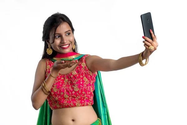 Όμορφη Νεαρή Ευτυχισμένη Κοπέλα Λήψη Selfie Λάμπα Πηλό Diya Κατά — Φωτογραφία Αρχείου