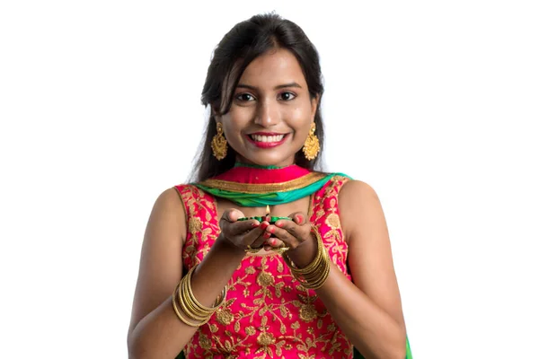 Retrato Uma Menina Tradicional Indiana Segurando Diya Menina Celebrando Diwali — Fotografia de Stock