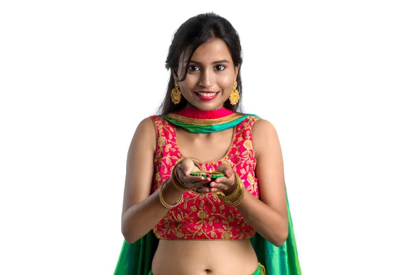 Retrato Una Chica Tradicional India Sosteniendo Diya Chica Celebrando Diwali —  Fotos de Stock