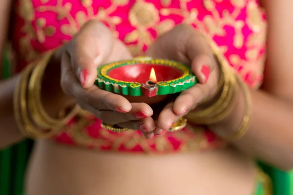 Diya Girl Celebrating Diwali Deepavali 배경에 등불을 소녀의 — 스톡 사진