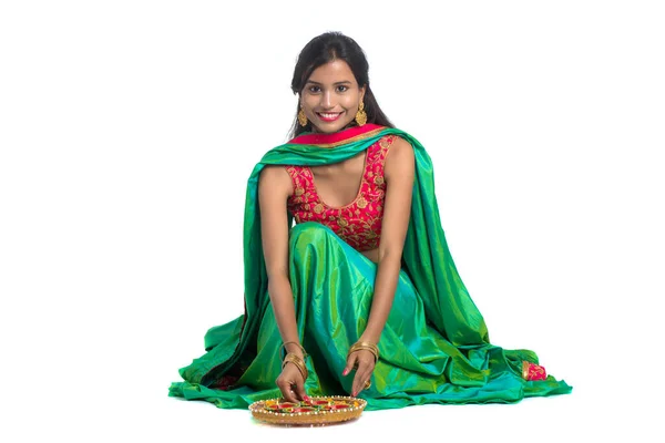 Portret Van Een Indiaas Traditioneel Meisje Dat Diya Vasthoudt Rangoli — Stockfoto