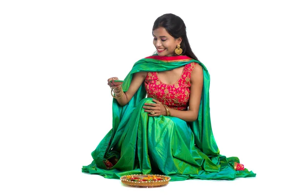 Retrato Uma Menina Tradicional Indiana Segurando Diya Fazendo Rangoli Menina — Fotografia de Stock