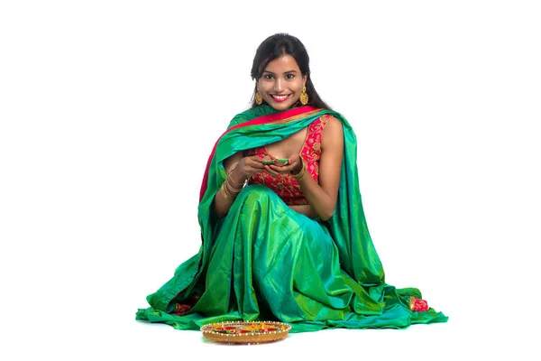 Retrato Uma Menina Tradicional Indiana Segurando Diya Fazendo Rangoli Menina — Fotografia de Stock