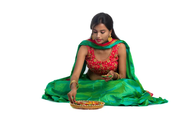 Portrét Indické Tradiční Dívky Držící Diyu Vyrábějící Rangoli Dívka Slaví — Stock fotografie