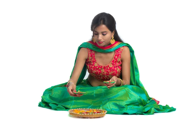 Retrato Uma Menina Tradicional Indiana Segurando Diya Fazendo Rangoli Menina — Fotografia de Stock