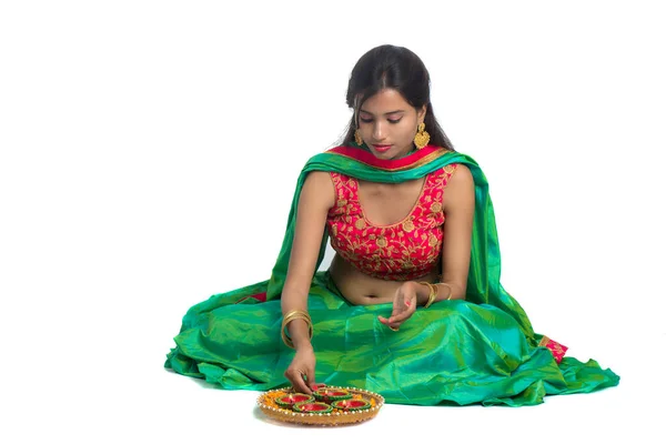 Retrato Uma Menina Tradicional Indiana Segurando Diya Fazendo Rangoli Menina — Fotografia de Stock