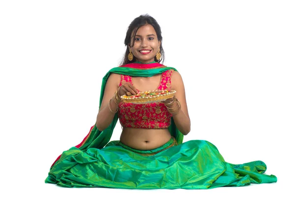 Портрет Индийской Традиционной Девушки Держащей Руках Diya Girl Celebrating Diwali — стоковое фото